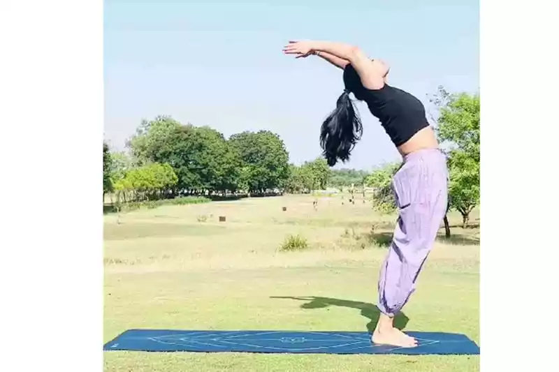 Surya-Namaskar-011